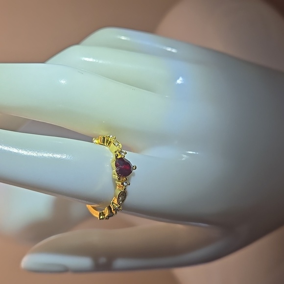 Heart-Shaped Red Cubic Zirconia Decor Ring Women/Girls size 7 - Picture 4 of 8